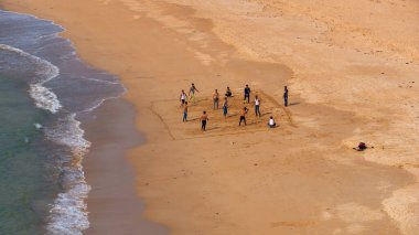 Sindhudurg Hindistan 21 Aralık 2021 Tanımlanamayan Hintliler topla oynuyor ve Devgadh sahilindeki temiz suyun tadını çıkarıyorlar.