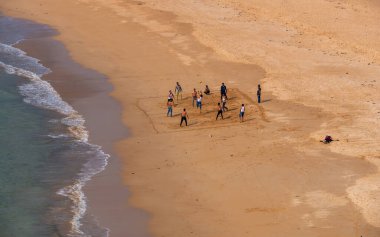 Sindhudurg Hindistan 21 Aralık 2021 Tanımlanamayan Hintliler topla oynuyor ve Devgadh sahilindeki temiz suyun tadını çıkarıyorlar.