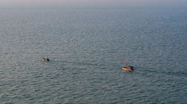 Sindhudurg INDIA 23 Aralık 2021: Troller tipi balıkçı teknesi Maharashtra bölgesinde balık tutmaya gidiyor Sindhudurg ilçesi dünya çapında en sevilen 30 turizm beldesinde listelendi