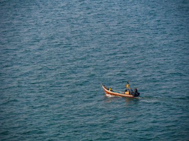 Sindhudurg INDIA 23 Aralık 2021: Troller tipi balıkçı teknesi Maharashtra bölgesinde balık tutmaya gidiyor Sindhudurg ilçesi dünya çapında en sevilen 30 turizm beldesinde listelendi