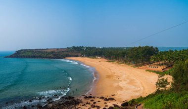 Sindhudurg Hindistan 21 Aralık 2021 Hindistan cevizi ağaçlı Arap denizinin güzel manzarası çocuklar denizde ve çadırlarda oynuyorlar