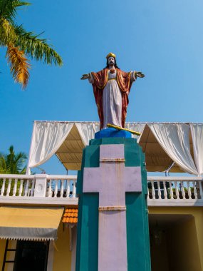Goa, INDIA - 22 Aralık 2021: Goa 'daki turistik merkezlerden biri olan Terekhol Kalesi' nde İsa 'nın heykeli. Dikey veya Dikey Yönlendirme.