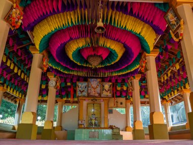 Malvan, INDIA - 19 Aralık 2021: Maharashtra kıyısı Konkan 'da bulunan Lord Dattatreya tapınağının güzel dekore edilmiş iç mekanları