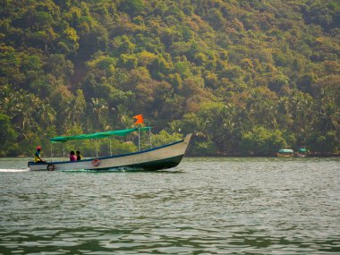 Malvan, INDIA - 23 Aralık 2021: Devbagh Beach, Sindhudurga 'da dünyanın en sevilen 30 turizm beldesinde yer alan kimliği belirsiz turistler