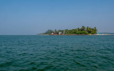 Sindhudurg, INDIA - 23 Aralık 2021 Hindistan Okyanusu 'nun Hindistan cevizi ağaçları, balıkçı tekneleri ve Devbagh sahilindeki tatil beldeleri