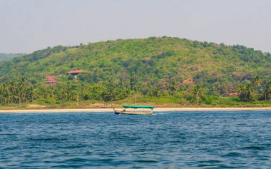 Sindhudurg, INDIA - 23 Aralık 2021: Tanımlanamayan turistler, dünyanın en sevilen 30 turizm beldesinde yer alan Devbagh Beach, Sindhudurga 'da tekne gezintisi yapıyorlar.