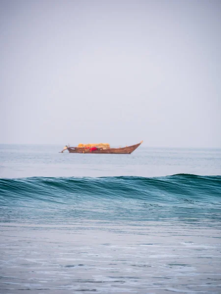 Ondas Mar Arábico Com Barco Pescador Vazio Fundo Orientação Vertical — Fotografia de Stock