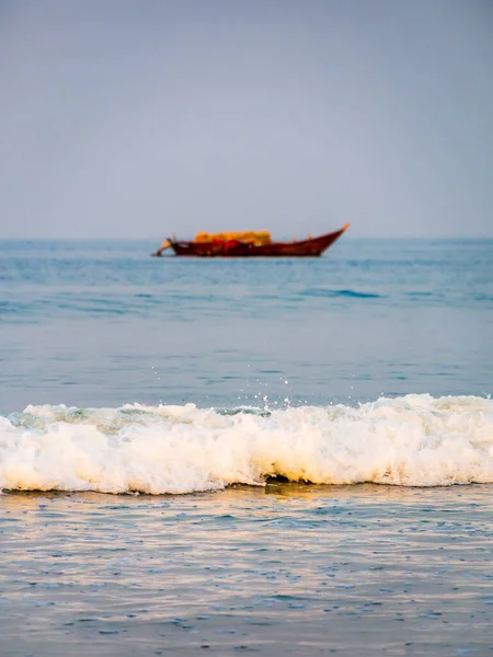 Vagues Mer Arabie Avec Bateau Pêcheur Vide Arrière Plan — Photo