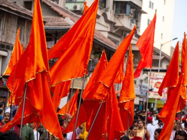 Mumbai, Hindistan - 2 Nisan 2022: Hindu safron bayrağı Girgaon, Güney Mumbai 'deki yıllık geçit töreninde Hindu Yeni Yıl Geçidi' nde (Gudhi Padva) dalgalanıyor