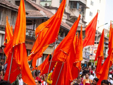 Mumbai, Hindistan - 2 Nisan 2022: Hindu safron bayrağı Girgaon, Güney Mumbai 'deki yıllık geçit töreninde Hindu Yeni Yıl Geçidi' nde (Gudhi Padva) dalgalanıyor