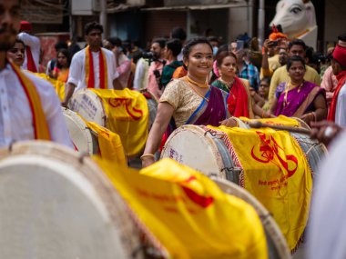 Mumbai, Hindistan - 2 Nisan 2022: Hindu Yeni Yıl Geçidi, Gudhi Padva, Hindistan 'ın çeşitli yerlerinden müzisyenler, dansçılar ve sanatçıların katıldığı Güney Mumbai' deki yıllık geçit törenidir..