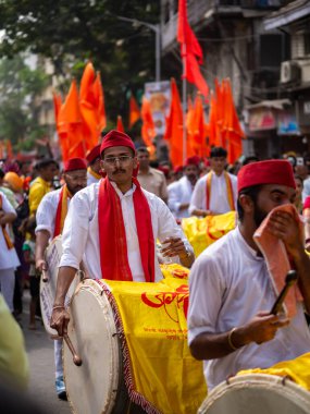 Mumbai, Hindistan - 2 Nisan 2022: Hindu Yeni Yıl Geçidi, Gudhi Padva, Hindistan 'ın çeşitli yerlerinden müzisyenler, dansçılar ve sanatçıların katıldığı yıllık geçit törenidir. Dikey veya dikey oryantasyon