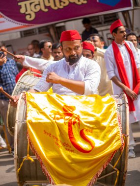 Mumbai, Hindistan - 2 Nisan 2022: Hindu Yeni Yıl Geçidi, Gudhi Padva, Hindistan 'ın çeşitli yerlerinden müzisyenler, dansçılar ve sanatçıların katıldığı yıllık geçit törenidir. Dikey veya dikey oryantasyon