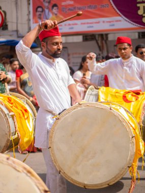Mumbai, Hindistan - 2 Nisan 2022: Hindu Yeni Yıl Geçidi, Gudhi Padva, Hindistan 'ın çeşitli yerlerinden müzisyenler, dansçılar ve sanatçıların katıldığı yıllık geçit törenidir. Dikey veya dikey oryantasyon