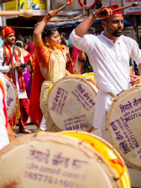 Mumbai, Hindistan - 2 Nisan 2022: Hindu Yeni Yıl Geçidi, Gudhi Padva, Hindistan 'ın çeşitli yerlerinden müzisyenler, dansçılar ve sanatçıların katıldığı yıllık geçit törenidir. Dikey veya dikey oryantasyon