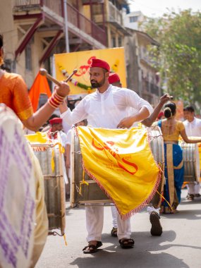 Mumbai, Hindistan - 2 Nisan 2022: Hindu Yeni Yıl Geçidi, Gudhi Padva, Hindistan 'ın çeşitli yerlerinden müzisyenler, dansçılar ve sanatçıların katıldığı yıllık geçit törenidir. Dikey veya dikey oryantasyon