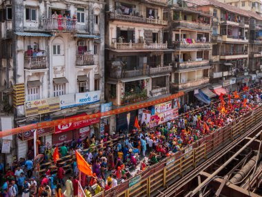 Mumbai, Hindistan - 2 Nisan 2022: Geleneksel giysiler içinde güzel Hintli bir kadın Mumbai 'de Gudhi Padva veya Hindu yeni yılını kutlarken bisiklet sürüyor.