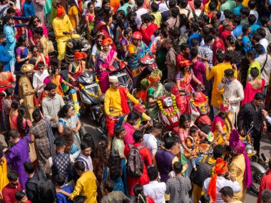 Mumbai, Hindistan - 2 Nisan 2022: Geleneksel giysiler içinde güzel Hintli bir kadın Mumbai 'de Gudhi Padva veya Hindu yeni yılını kutlarken bisiklet sürüyor.