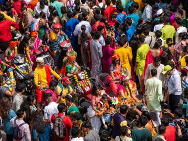 Mumbai, Hindistan - 2 Nisan 2022: Geleneksel giysiler içinde güzel Hintli bir kadın Mumbai 'de Gudhi Padva veya Hindu yeni yılını kutlarken bisiklet sürüyor.