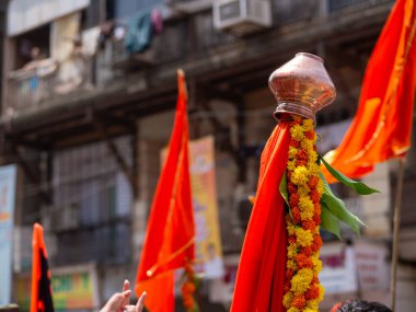 Mumbai, Hindistan - 2 Nisan 2022: Geleneksel Gudhi 'ye yakın çekim, Hindu Yeni Yıl Geçidi, Gudhi Padva, Girgaon' da