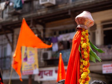 Mumbai, Hindistan - 2 Nisan 2022: Geleneksel Gudhi 'ye yakın çekim, Hindu Yeni Yıl Geçidi, Gudhi Padva, Girgaon' da