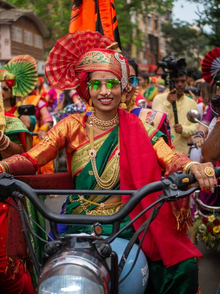 Mumbai India April 2022 Beautiful Indian Female Dressed Traditional Attire — Stockfoto