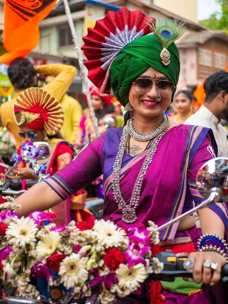 Βομβάη Ινδία Απριλίου 2022 Ένα Όμορφο Ινδικό Θηλυκό Ντυμένο Παραδοσιακή — Φωτογραφία Αρχείου
