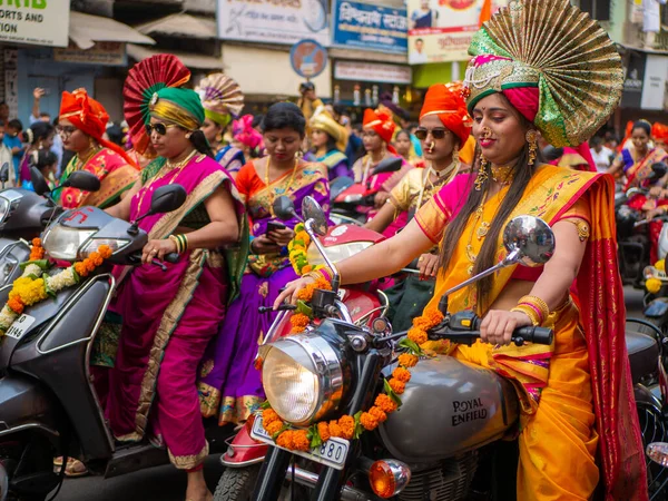 Mumbai India Aprilie 2022 Femeie Indiană Frumoasă Îmbrăcată Îmbrăcăminte Tradițională — Fotografie, imagine de stoc