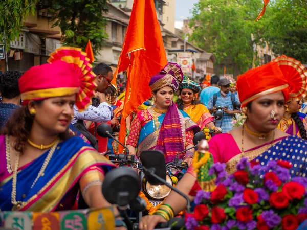 Βομβάη Ινδία Απριλίου 2022 Ένα Όμορφο Ινδικό Θηλυκό Ντυμένο Παραδοσιακή — Φωτογραφία Αρχείου