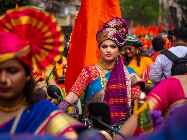 Mumbai Índia Abril 2022 Uma Bela Índia Vestida Com Trajes — Fotografia de Stock