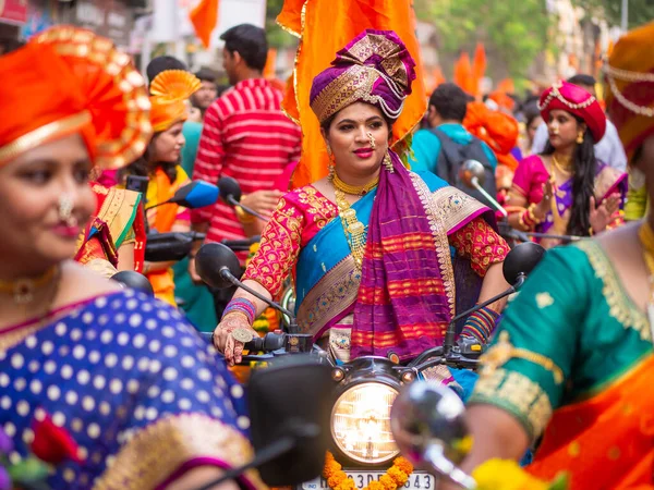 2022年4月2日 ムンバイでグディ パダやヒンズー教の新年を祝う行列の間に自転車を運転する伝統的な衣装を着た美しいインドの女性 — ストック写真