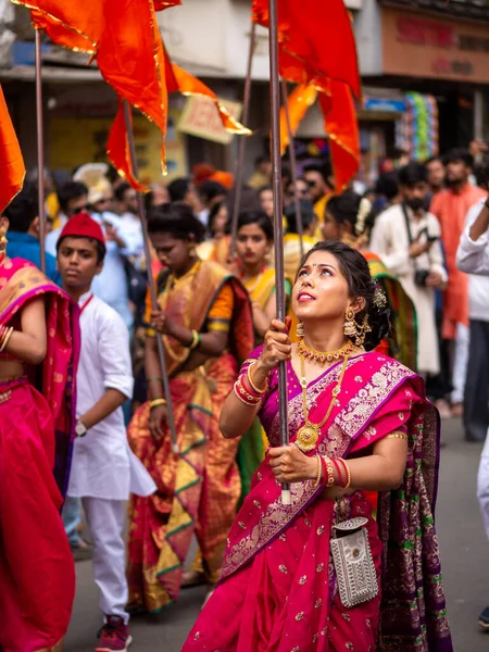 Mumbai, Hindistan - 2 Nisan 2022: Hindu Yeni Yıl Geçidi, Gudhi Padva, Hindistan 'ın çeşitli yerlerinden müzisyenler, dansçılar ve sanatçıların katıldığı yıllık geçit törenidir. Dikey veya dikey oryantasyon