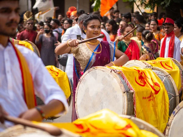 2022年4月2日インド ムンバイ グディ ヒンズー教の新年パレードは インド各地の音楽家 ダンサー アーティストが参加する南ムンバイでの毎年恒例のパレードです — ストック写真