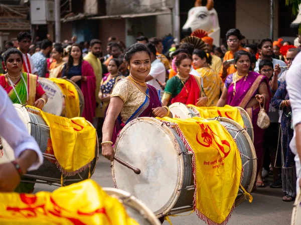 Mumbai, Hindistan - 2 Nisan 2022: Hindu Yeni Yıl Geçidi, Gudhi Padva, Hindistan 'ın çeşitli yerlerinden müzisyenler, dansçılar ve sanatçıların katıldığı Güney Mumbai' deki yıllık geçit törenidir..