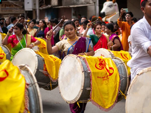 Mumbai, Hindistan - 2 Nisan 2022: Hindu Yeni Yıl Geçidi, Gudhi Padva, Hindistan 'ın çeşitli yerlerinden müzisyenler, dansçılar ve sanatçıların katıldığı Güney Mumbai' deki yıllık geçit törenidir..