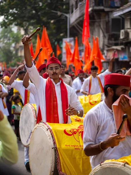 Mumbai, Hindistan - 2 Nisan 2022: Hindu Yeni Yıl Geçidi, Gudhi Padva, Hindistan 'ın çeşitli yerlerinden müzisyenler, dansçılar ve sanatçıların katıldığı yıllık geçit törenidir. Dikey veya dikey oryantasyon