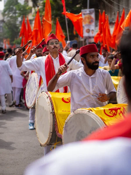 Mumbai, Hindistan - 2 Nisan 2022: Hindu Yeni Yıl Geçidi, Gudhi Padva, Hindistan 'ın çeşitli yerlerinden müzisyenler, dansçılar ve sanatçıların katıldığı yıllık geçit törenidir. Dikey veya dikey oryantasyon