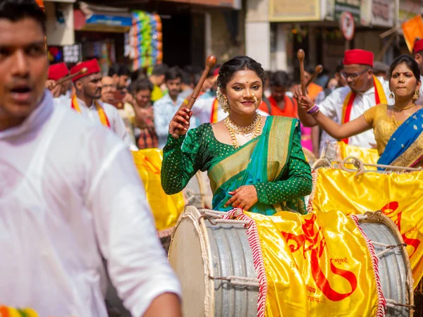 Mumbai, Hindistan - 2 Nisan 2022: Hindu Yeni Yıl Geçidi, Gudhi Padva, Hindistan 'ın çeşitli yerlerinden müzisyenler, dansçılar ve sanatçıların katıldığı Güney Mumbai' deki yıllık geçit törenidir..