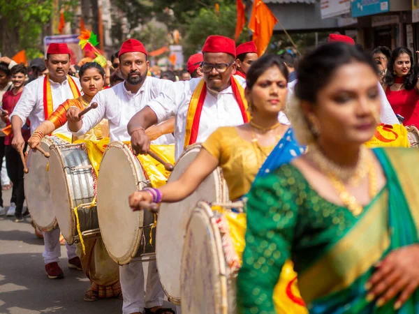 2022年4月2日インド ムンバイ グディ ヒンズー教の新年パレードは インド各地の音楽家 ダンサー アーティストが参加する南ムンバイでの毎年恒例のパレードです — ストック写真