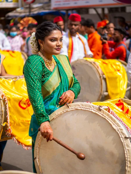 2022年4月2日 インド ムンバイグディ パダは インド各地の音楽家 ダンサー アーティストが参加する毎年恒例のパレードです 縦方向又は縦方向 — ストック写真