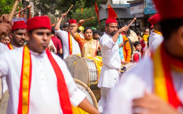 Mumbai, Hindistan - 2 Nisan 2022: Hindu Yeni Yıl Geçidi, Gudhi Padva, Hindistan 'ın çeşitli yerlerinden müzisyenler, dansçılar ve sanatçıların katıldığı Güney Mumbai' deki yıllık geçit törenidir..