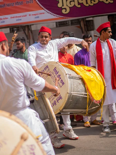 Mumbai, Hindistan - 2 Nisan 2022: Hindu Yeni Yıl Geçidi, Gudhi Padva, Hindistan 'ın çeşitli yerlerinden müzisyenler, dansçılar ve sanatçıların katıldığı yıllık geçit törenidir. Dikey veya dikey oryantasyon