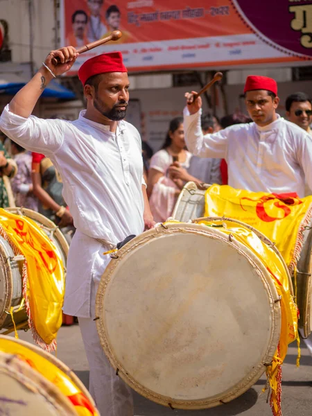 Mumbai, Hindistan - 2 Nisan 2022: Hindu Yeni Yıl Geçidi, Gudhi Padva, Hindistan 'ın çeşitli yerlerinden müzisyenler, dansçılar ve sanatçıların katıldığı yıllık geçit törenidir. Dikey veya dikey oryantasyon