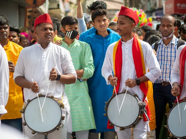Mumbai, Hindistan - 2 Nisan 2022: Hindu Yeni Yıl Geçidi, Gudhi Padva, Hindistan 'ın çeşitli yerlerinden müzisyenler, dansçılar ve sanatçıların katıldığı Güney Mumbai' deki yıllık geçit törenidir..