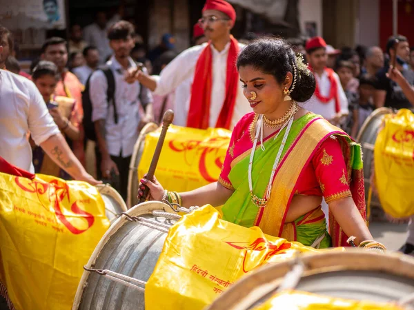 Mumbai, Hindistan - 2 Nisan 2022: Hindu Yeni Yıl Geçidi, Gudhi Padva, Hindistan 'ın çeşitli yerlerinden müzisyenler, dansçılar ve sanatçıların katıldığı Güney Mumbai' deki yıllık geçit törenidir..