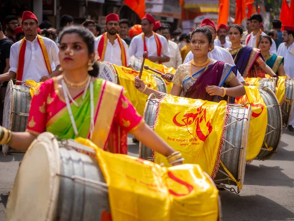 Mumbai, Hindistan - 2 Nisan 2022: Hindu Yeni Yıl Geçidi, Gudhi Padva, Hindistan 'ın çeşitli yerlerinden müzisyenler, dansçılar ve sanatçıların katıldığı Güney Mumbai' deki yıllık geçit törenidir..