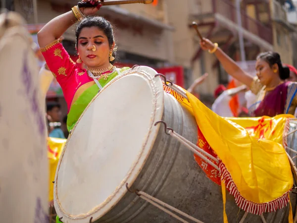 Mumbai, Hindistan - 2 Nisan 2022: Hindu Yeni Yıl Geçidi, Gudhi Padva, Hindistan 'ın çeşitli yerlerinden müzisyenler, dansçılar ve sanatçıların katıldığı Güney Mumbai' deki yıllık geçit törenidir..