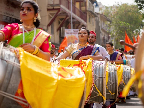 Mumbai, Hindistan - 2 Nisan 2022: Hindu Yeni Yıl Geçidi, Gudhi Padva, Hindistan 'ın çeşitli yerlerinden müzisyenler, dansçılar ve sanatçıların katıldığı Güney Mumbai' deki yıllık geçit törenidir..