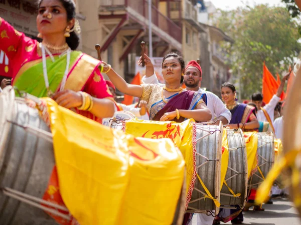 Mumbai, Hindistan - 2 Nisan 2022: Hindu Yeni Yıl Geçidi, Gudhi Padva, Hindistan 'ın çeşitli yerlerinden müzisyenler, dansçılar ve sanatçıların katıldığı Güney Mumbai' deki yıllık geçit törenidir..