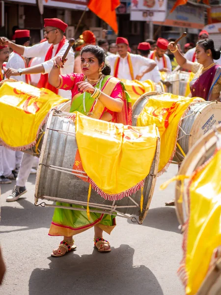 2022年4月2日 インド ムンバイグディ パダは インド各地の音楽家 ダンサー アーティストが参加する毎年恒例のパレードです 縦方向又は縦方向 — ストック写真